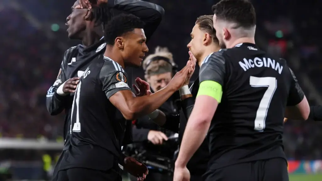 Aston Villa đặt một chân vào bán kết Europa League