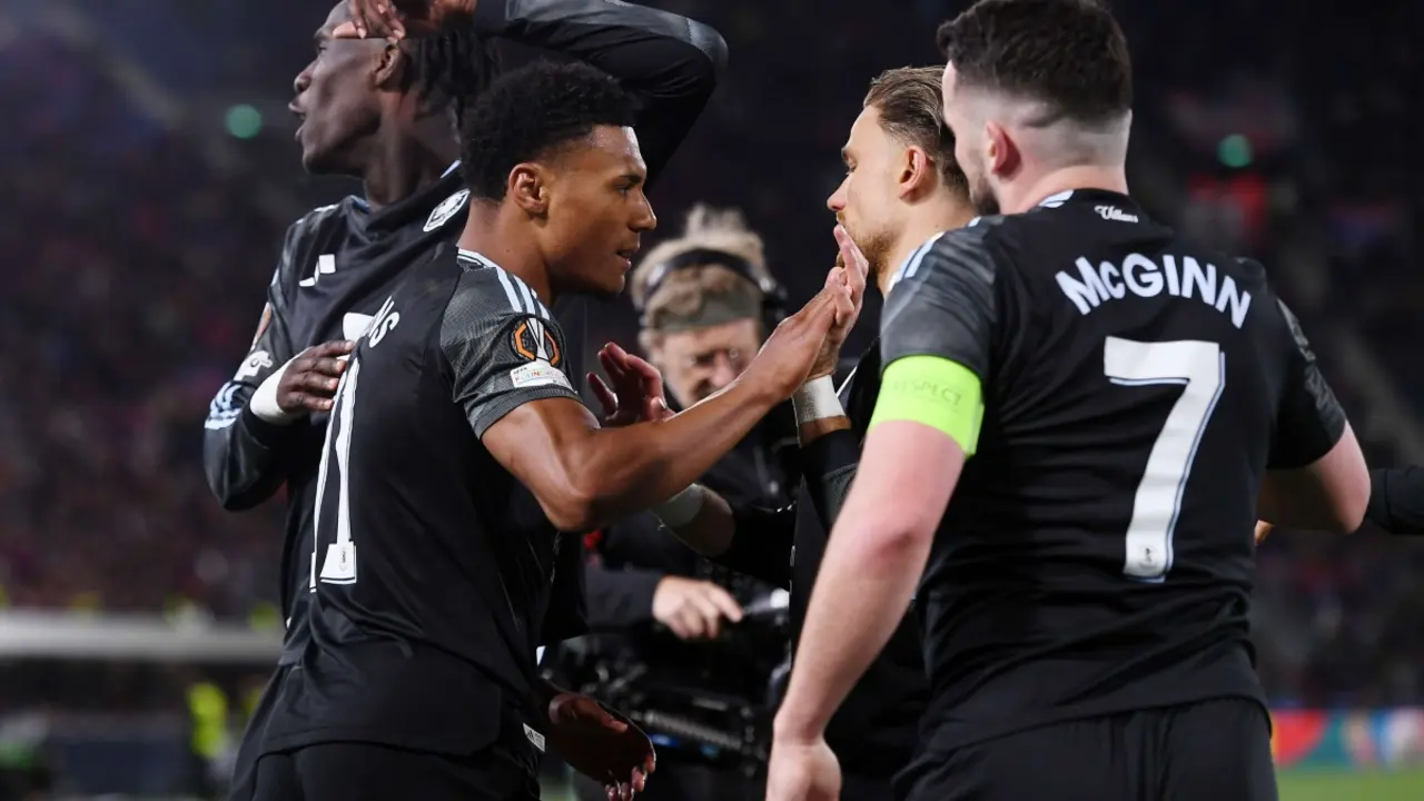 Aston Villa đặt một chân vào bán kết Europa League