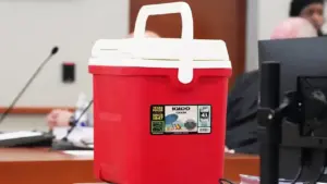 Cảnh sát Mỹ lãnh án tù vì ném thùng đá chặn nghi phạm