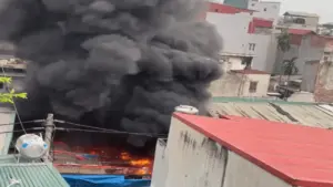 Cháy kho đông lạnh ở Hà Nội, nhiều xe máy bị thiêu rụi