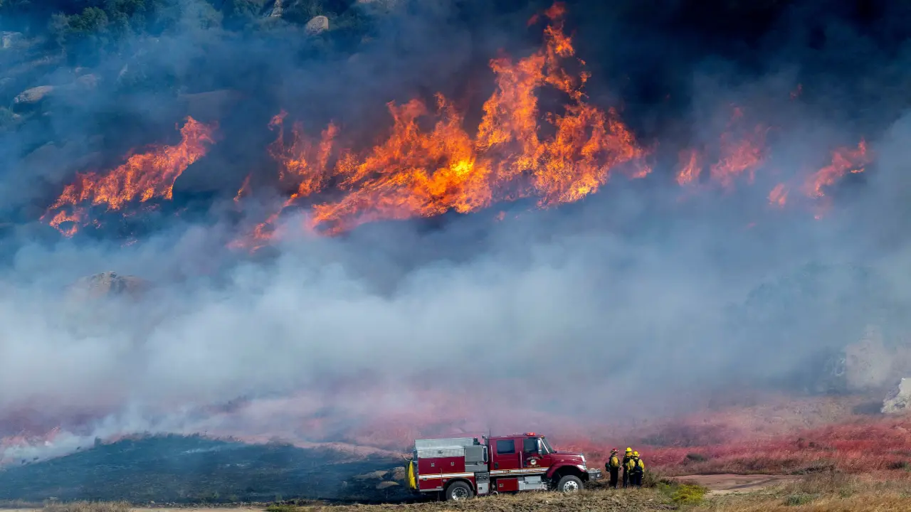 Cháy rừng bùng phát ở nam California, hàng nghìn người phải sơ tán