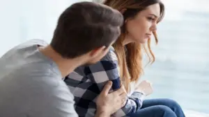 Chồng muốn tôi nghỉ việc ở nhà chăm con, nhưng không muốn nuôi vợ