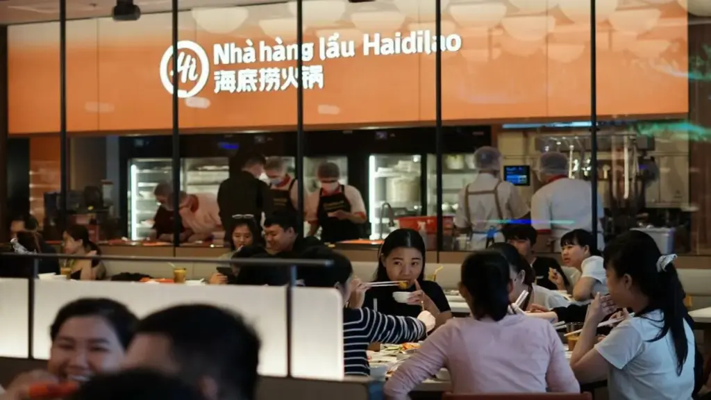 Chuỗi nhà hàng lẩu Haidilao thu hơn 2.400 tỷ đồng ở Việt Nam