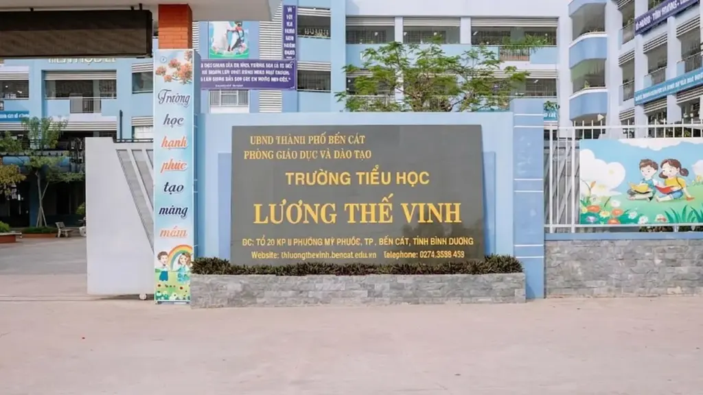 Cô giáo phạt học sinh tự dùng kim tiêm chích vào tay