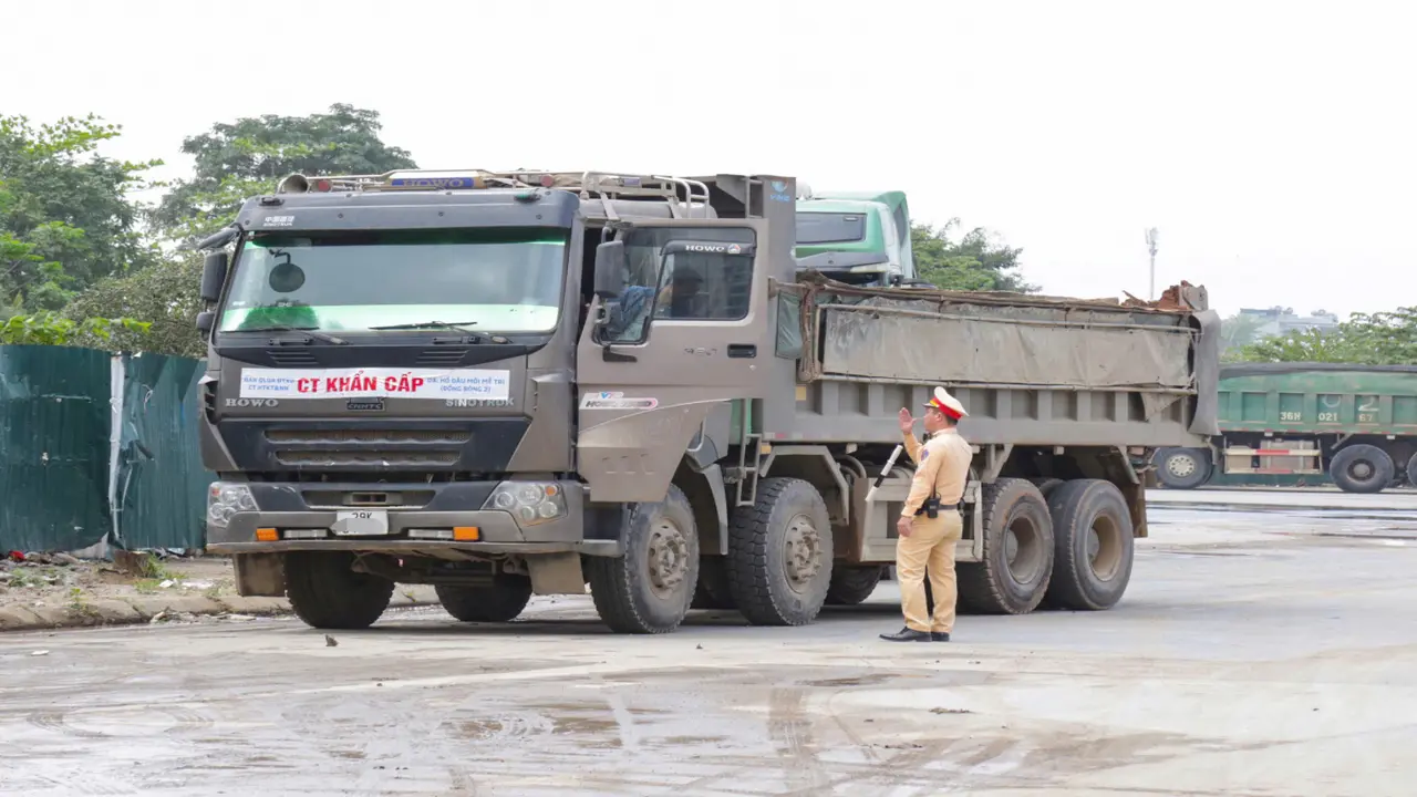 Cục CSGT mạnh tay xử lý xe ben