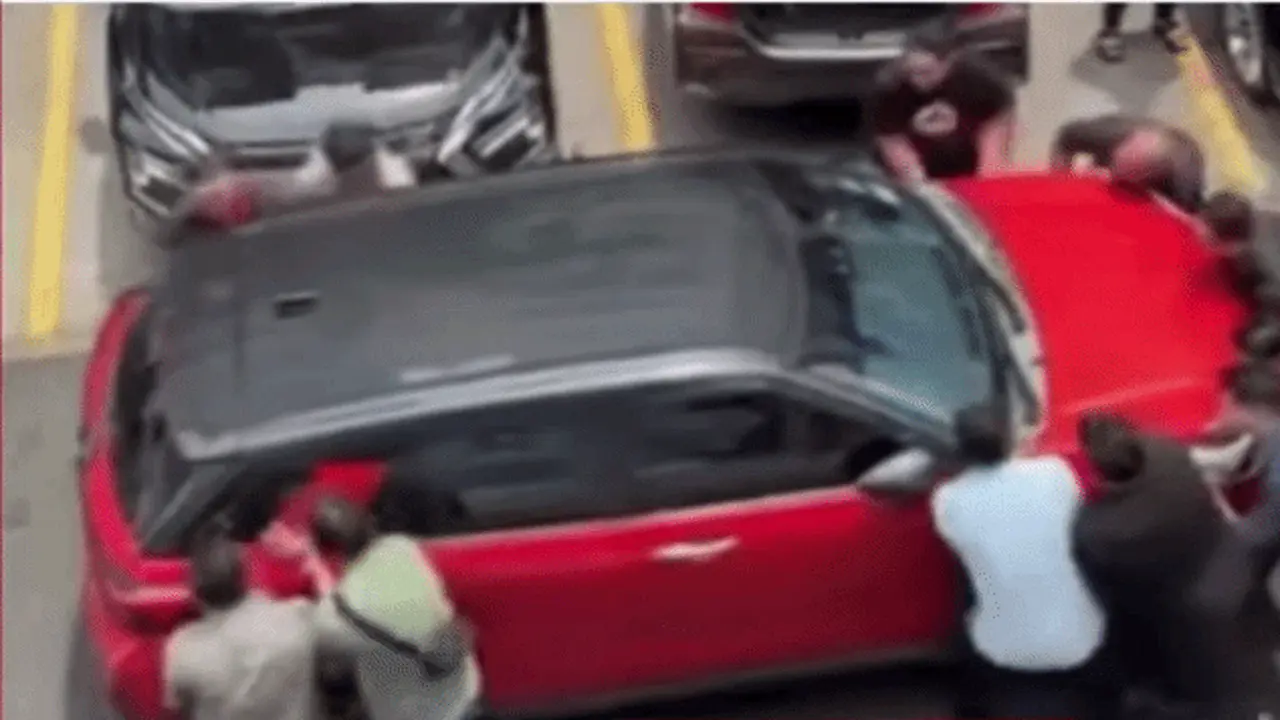 Đỗ xe kiểu 'chặn họng' chỉ có thể khiêng đi, chủ xe còn kiện ngược, nạn nhân phải xin lỗi