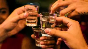 Ép buộc người khác uống rượu bia bị phạt tới 3 triệu đồng