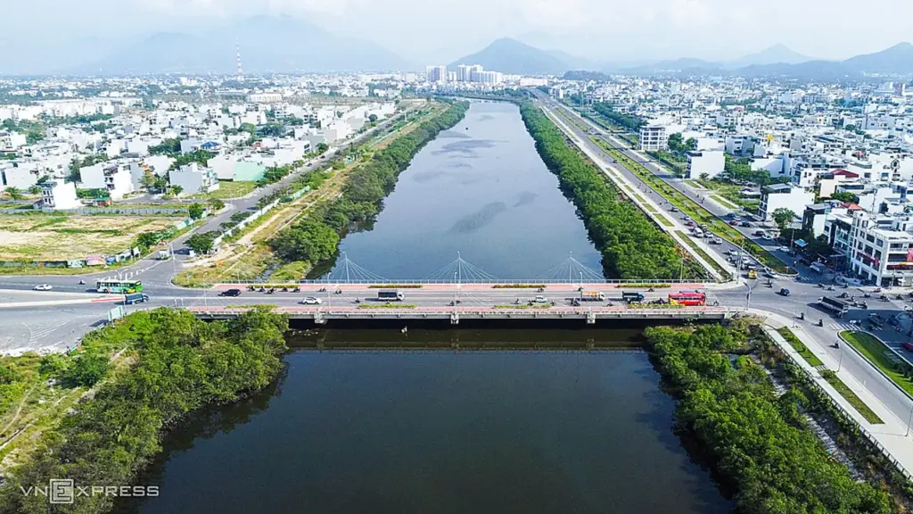 Hàng cây 'cản' nghiệm thu dự án kè sông ở Nha Trang