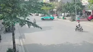 Học sinh phóng xe máy đâm sầm vào ôtô đang quay đầu