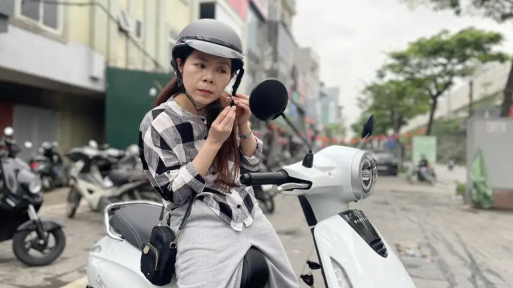 Làn sóng chuyển sang xe máy điện của các gia đình Hà Nội