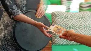 Lý do tiền boa bình thường ở Mỹ, bất thường ở châu Âu