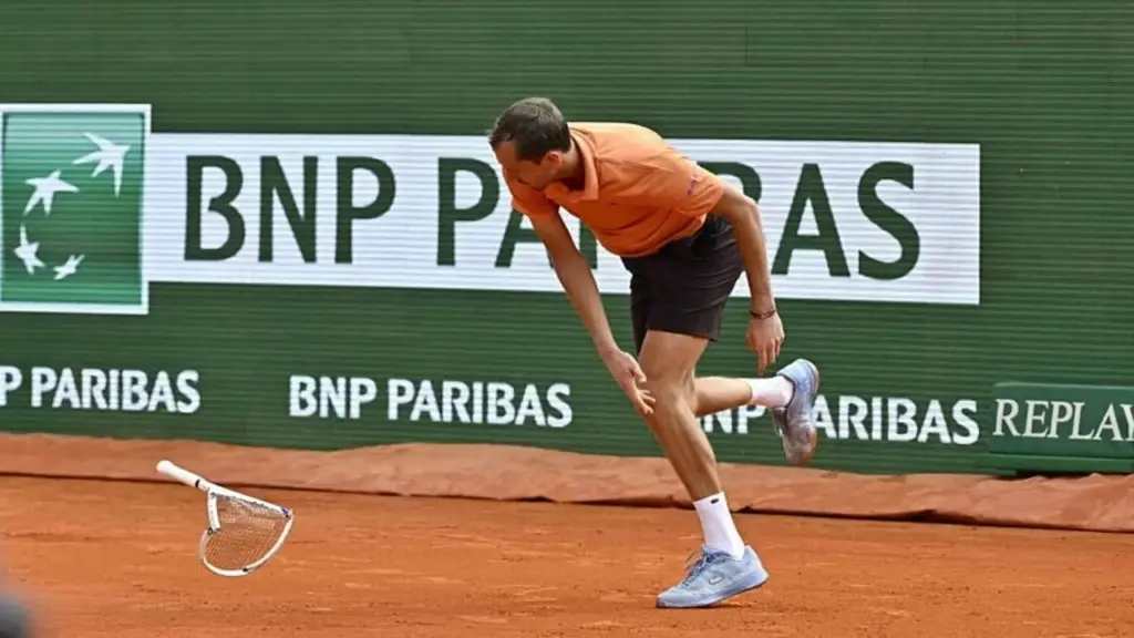 Medvedev đập vợt 7 lần liên tiếp khi thua 0-6, 0-6