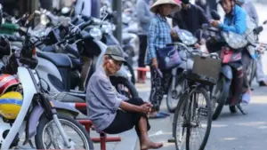 Nắng nóng ở Huế vượt đỉnh điểm, người lao động oằn mình: 'Thở thôi cũng đủ mệt'