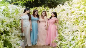 'Nàng thơ' chen chân chụp ảnh ở đường hoa loa kèn nở rộ