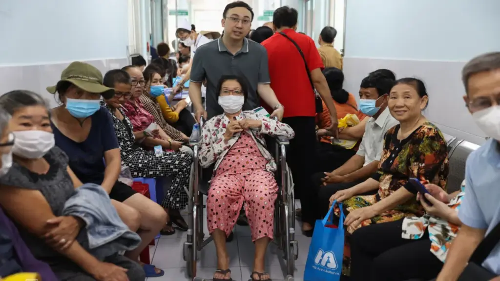 Người dân TP HCM xếp hàng chờ khám bệnh miễn phí