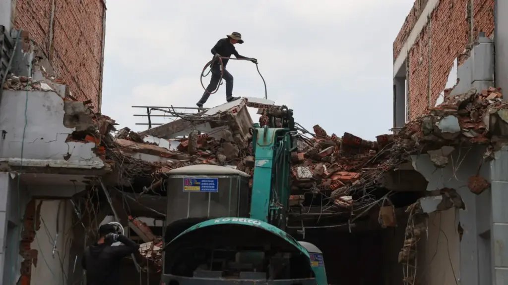 Người TP HCM dỡ nhà mở rộng quốc lộ 13 sau 25 năm chờ đợi