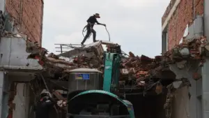 Người TP HCM dỡ nhà mở rộng quốc lộ 13 sau 25 năm chờ đợi