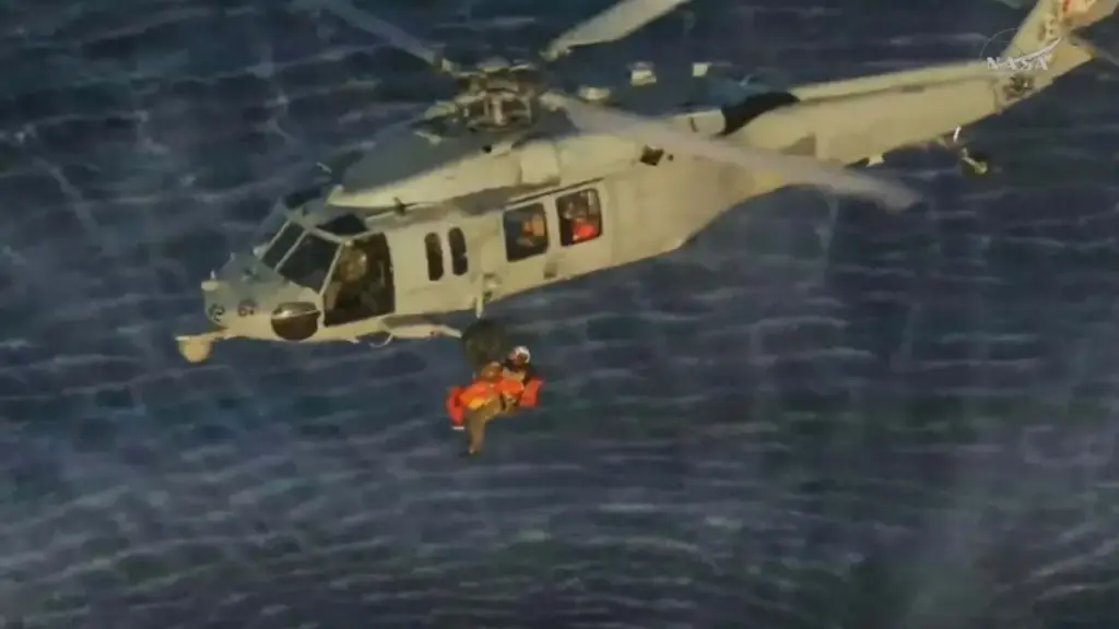 Phi hành đoàn Artemis II rời khỏi tàu Orion trên biển