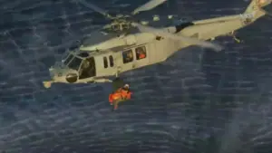 Phi hành đoàn Artemis II rời khỏi tàu Orion trên biển