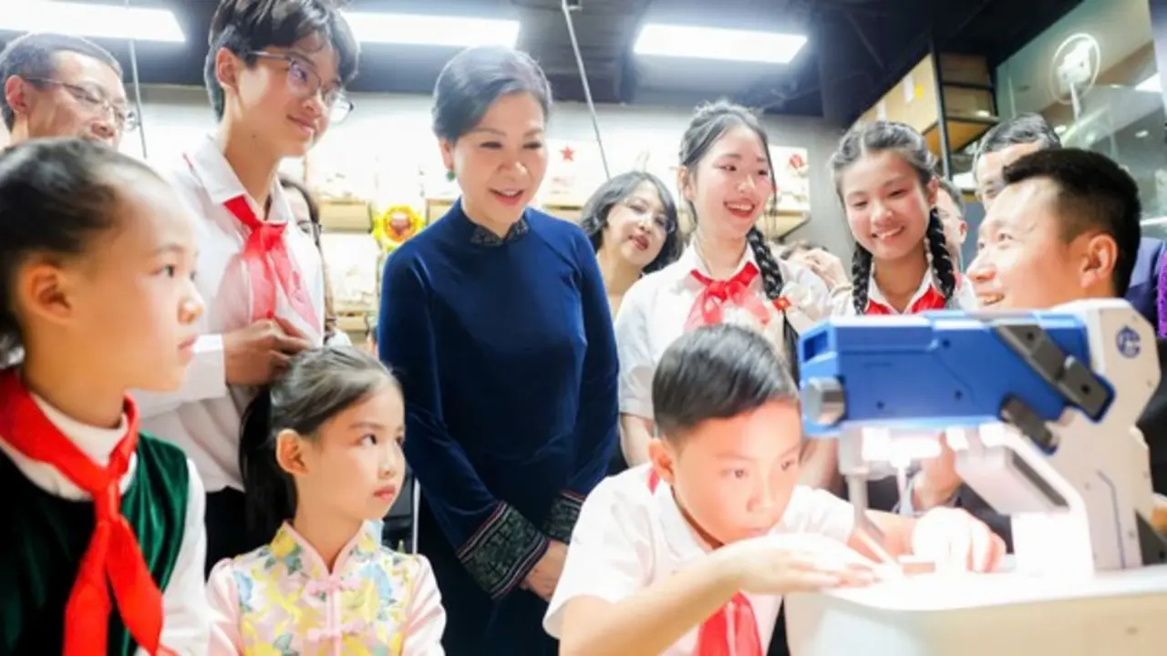 Phu nhân Ngô Phương Ly thăm Trung tâm Tống Khánh Linh tại Bắc Kinh