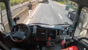 Tài xế lao qua dải phân cách cứu em bé: ‘Tình huống đó ai cũng làm vậy thôi’