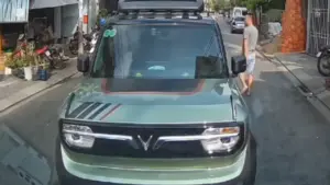 Tài xế ô tô con đi không đúng làn đường còn chửi bới, dọa đánh người