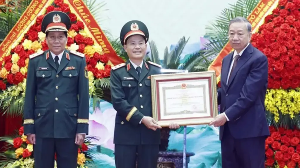 Tổng Bí thư, Chủ tịch nước trao danh hiệu Anh hùng cho Quân khu 3