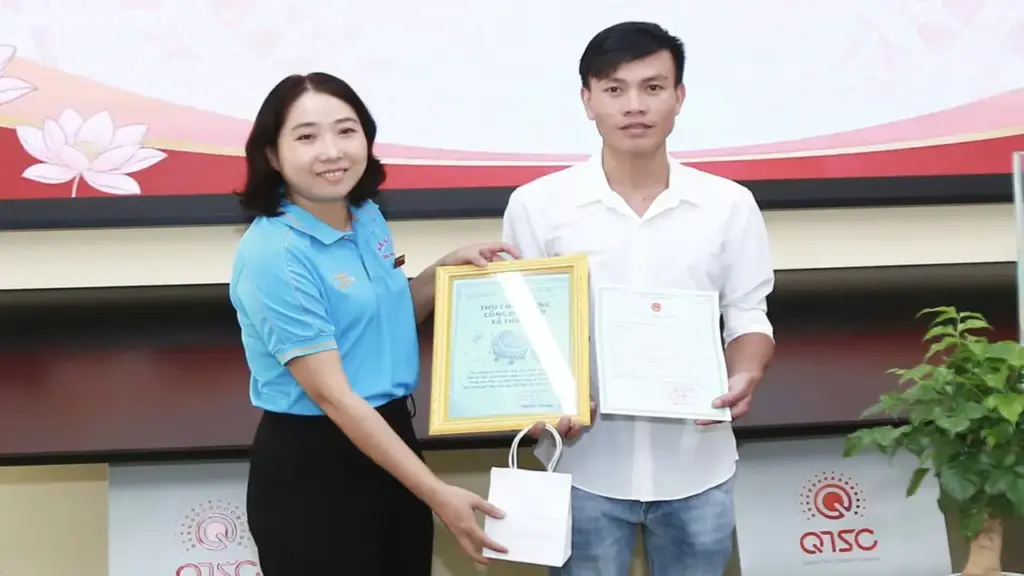 Trẻ đăng ký khai sinh trực tuyến đúng hạn ở xã Thái Mỹ được nhận quà và thư chúc mừng