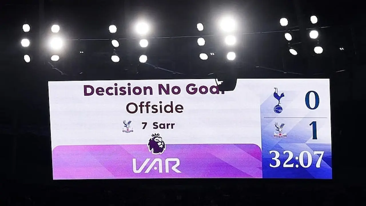 Vì sao các trọng tài ghét VAR?