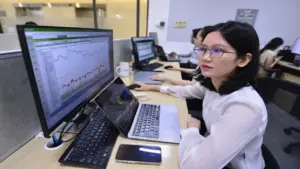 VN-Index tăng 4 phiên liên tiếp, vượt 1.800 điểm nhưng 'xanh vỏ đỏ lòng'
