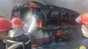 Xe khách bốc cháy trên quốc lộ 1, ba người thoát nạn